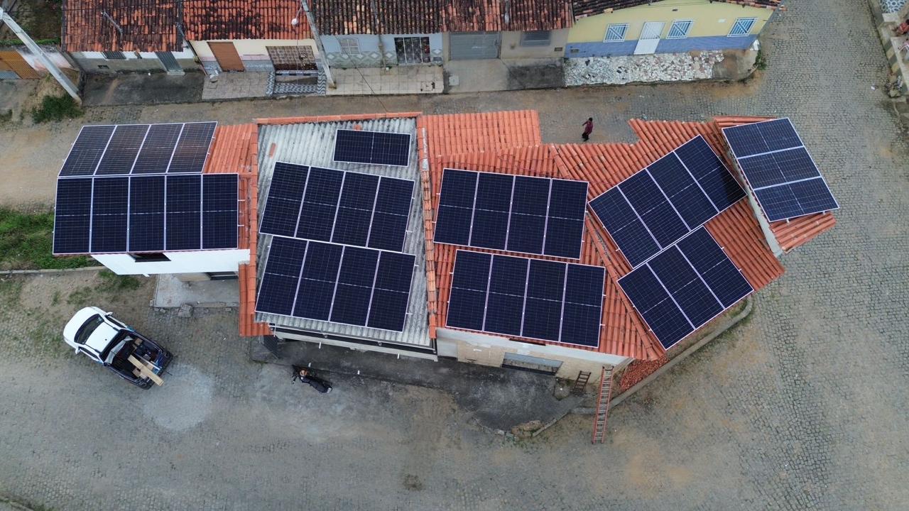 Painéis solares instalados em telhado residencial